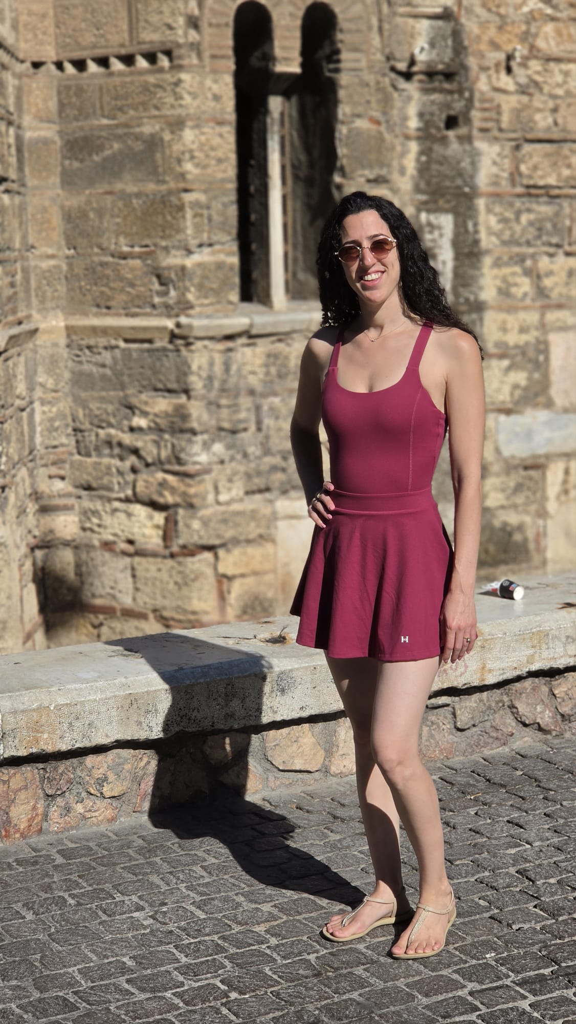 שמלת ספורט בגוון בורדו של HONEY בלוק יומיומי ברחוב